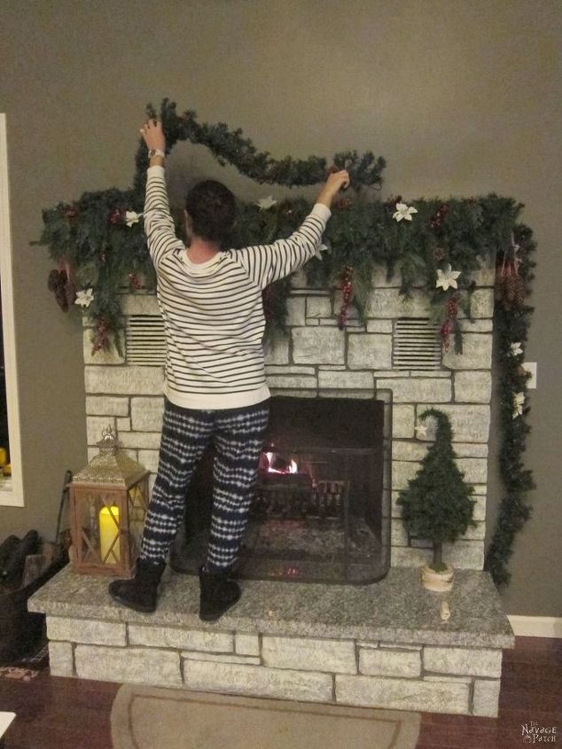 cmo decorar una chimenea de piedra estrecha para la navidad en 5 minutos