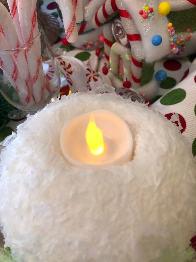 haz una bola de nieve navidea con velas de t, Todo iluminado