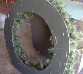 una corona de navidad gigante, La parte trasera de la madera contrachapada