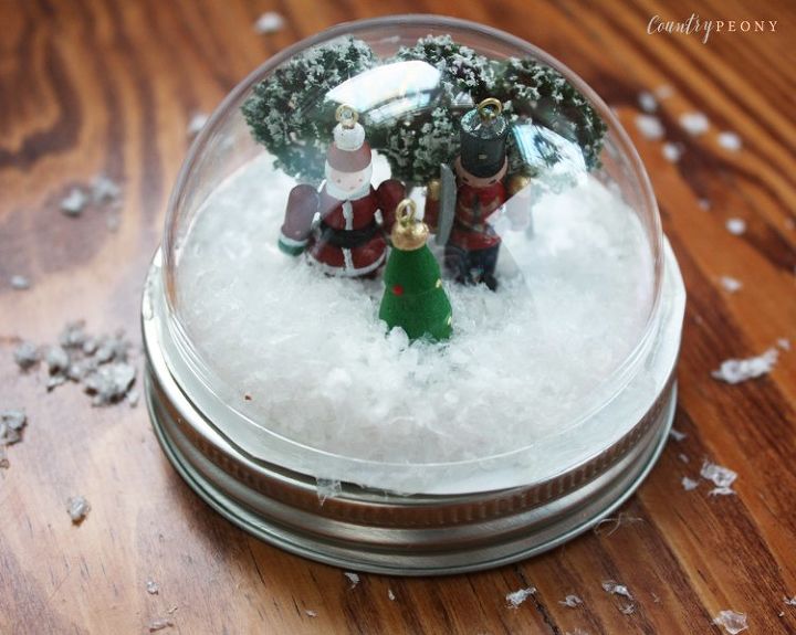 globo de neve de natal artesanal em uma jarra de vidro