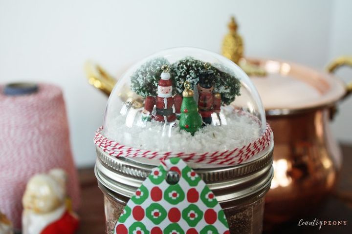globo de nieve navideo hecho a mano en un tarro de cristal