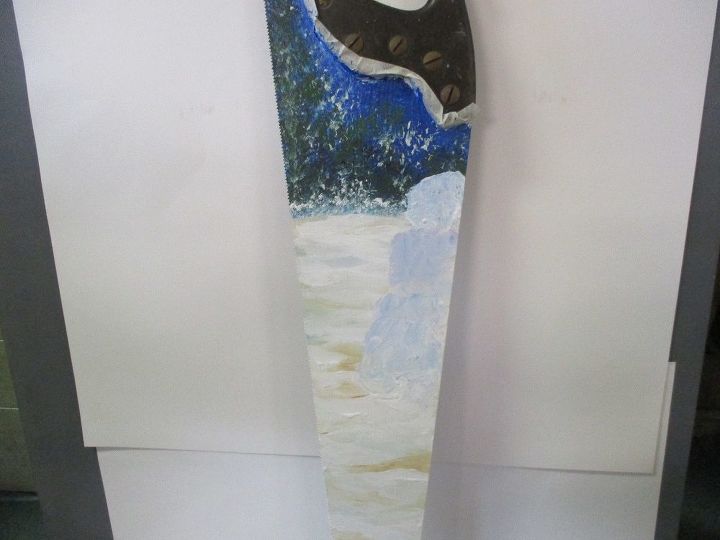sierra de mano de corte transversal vintage pintada con escenas de invierno