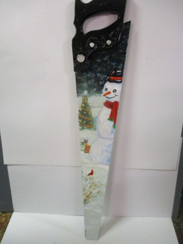 sierra de mano de corte transversal vintage pintada con escenas de invierno