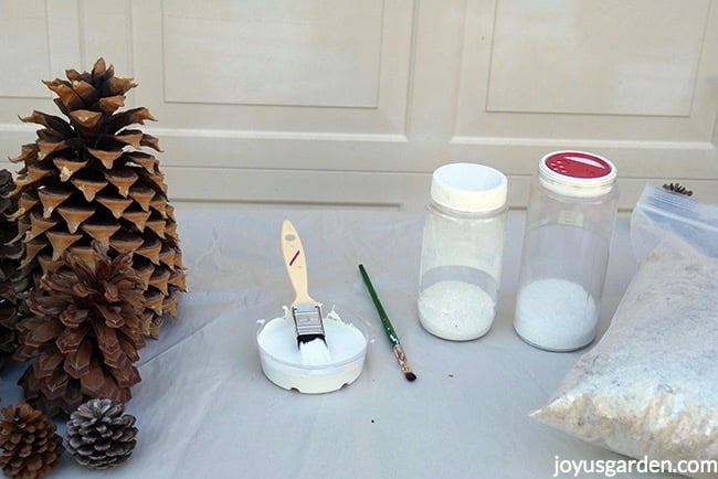 un diy de conos de pino nevados y brillantes en 3 sencillos pasos