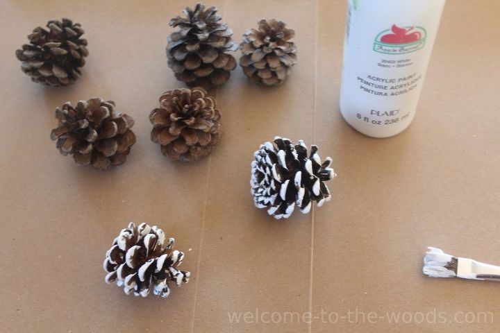 holiday decor centerpiece and painted pinecones tutorial