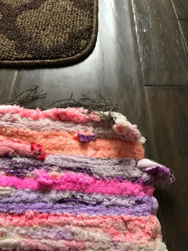 q how to make the edges of this runner stay flat