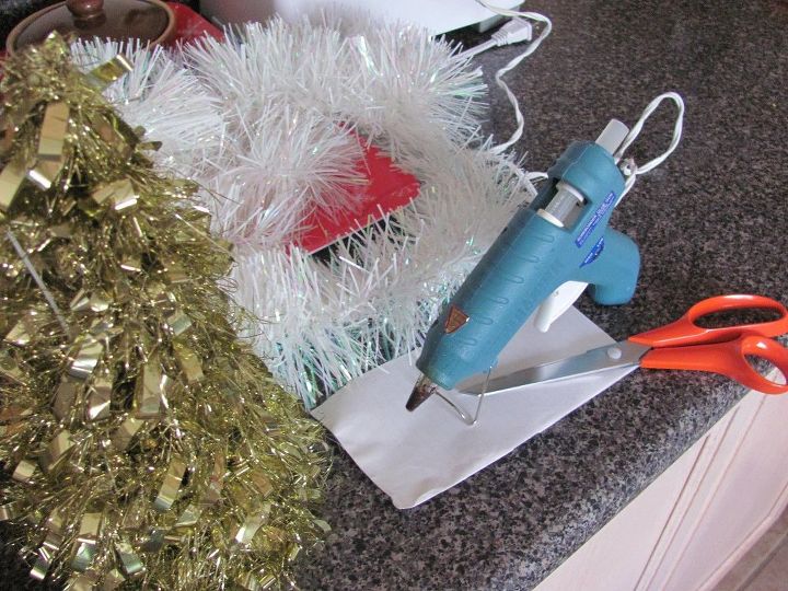 un simple reciclaje para un pequeo rbol de navidad en mal estado