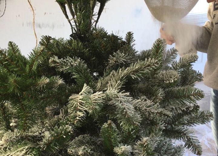 DIY Tips For Flocking Your Christmas Tree | Hometalk