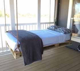 ideas de camas de plataforma diy, Cama de plataforma con columpio para el patio
