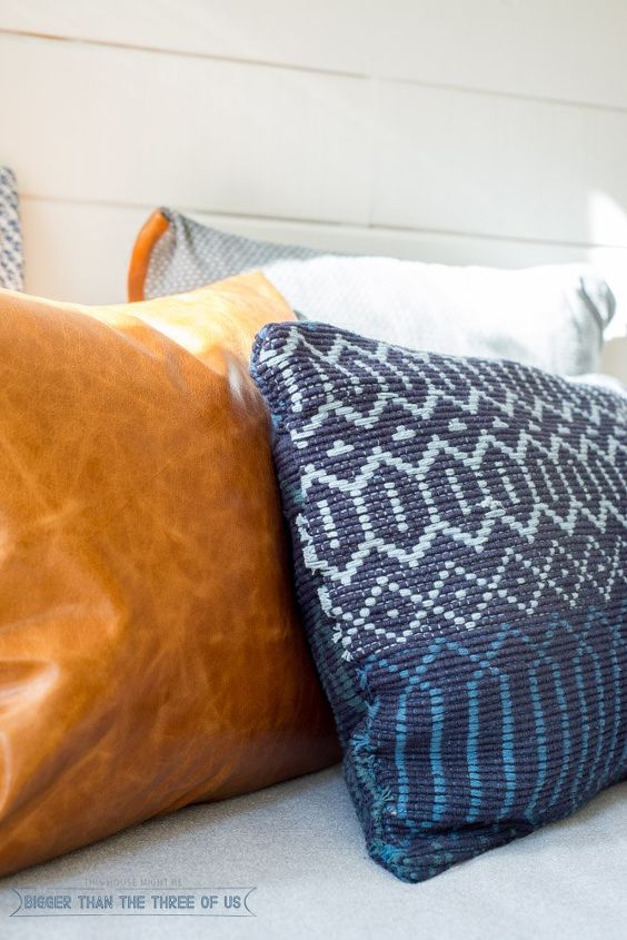 25 adorables ideas de almohadas que querrs copiar, Envuelve una forma de almohada en una alfombra decorativa
