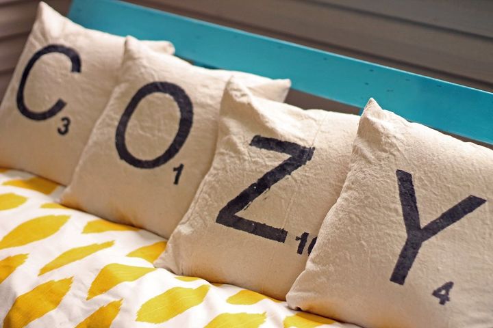 25 ideias de almofadas adorveis que voc vai querer copiar, Almofadas com letras de Scrabble DIY de roupas de sucata