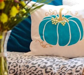 25 adorables ideas de almohadas que querrs copiar, A ade una bonita calabaza pintada
