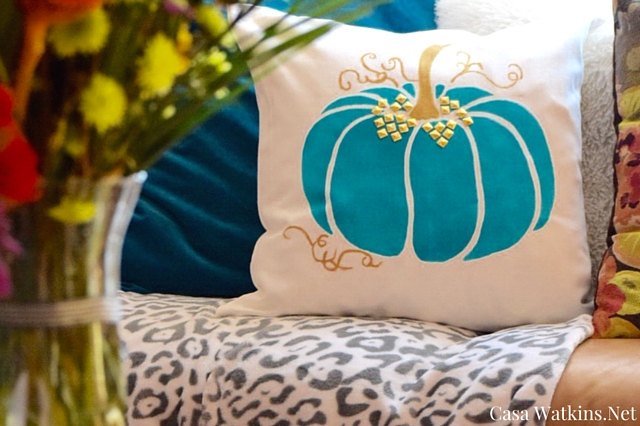 25 adorables ideas de almohadas que querrs copiar, A ade una bonita calabaza pintada