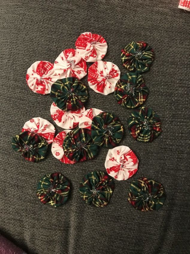 create beautiful christmas ornaments using suffolk puffs yo yos