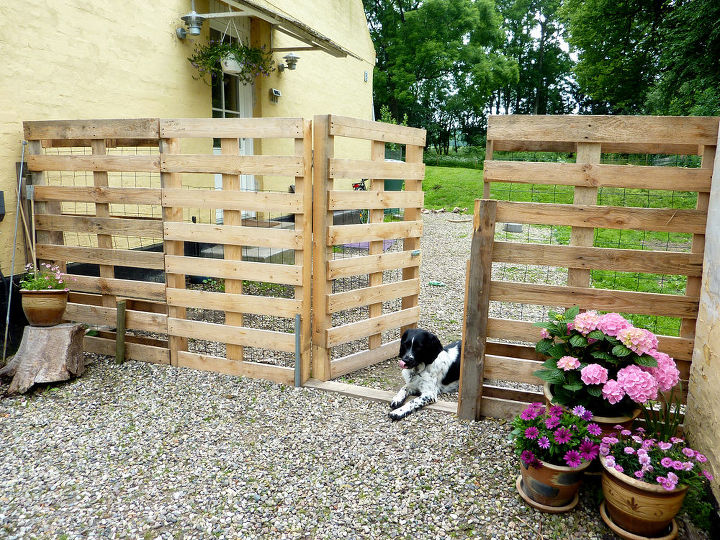 31 ways to get privacy inside and outside your home, Line up a few pallets for a free fence option