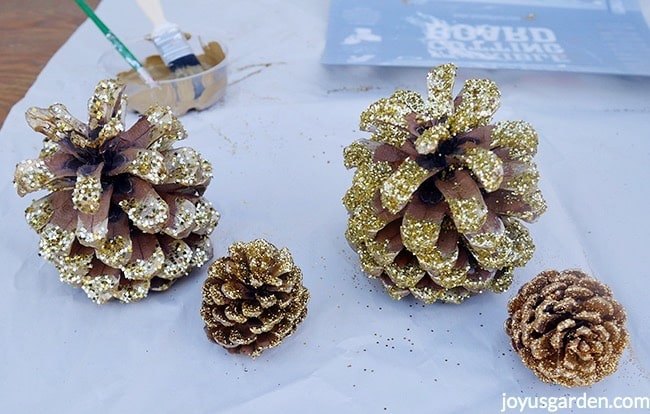 glitter gold pine cones 4 maneiras