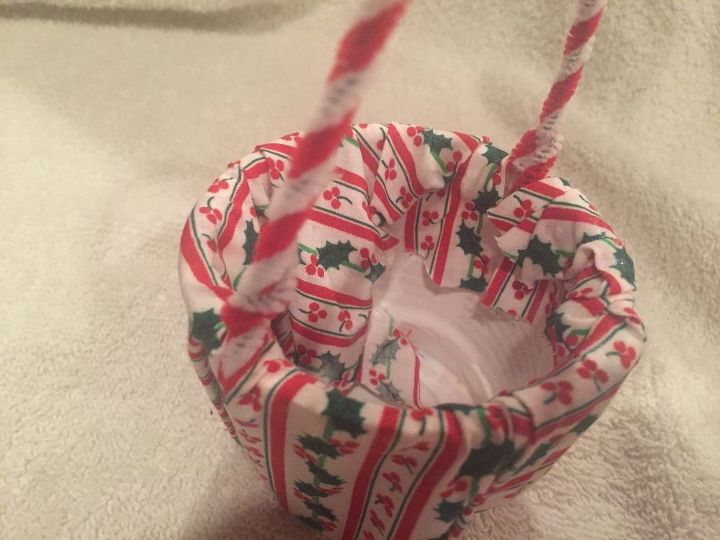 cmo hacer adornos navideos en forma de nido de pjaro con la basura, Dobla la tela hacia el interior