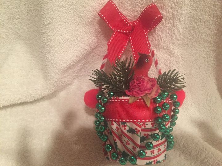 cmo hacer adornos navideos en forma de nido de pjaro con la basura, La cesta terminada con un peque o p jaro rojo
