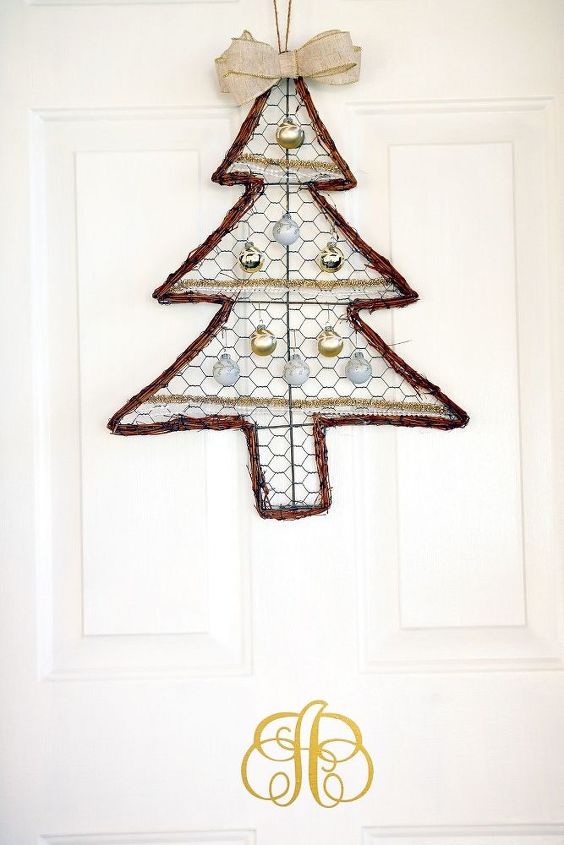 s 25 christmas wreath ideas you don t want to miss this year, Farmhouse Chicken Wire Tree Wreath