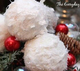 25 adorables ideas de adornos para que te sientas sper entusiasmado por la navidad, Cuelga Adornos de Bola de Nieve