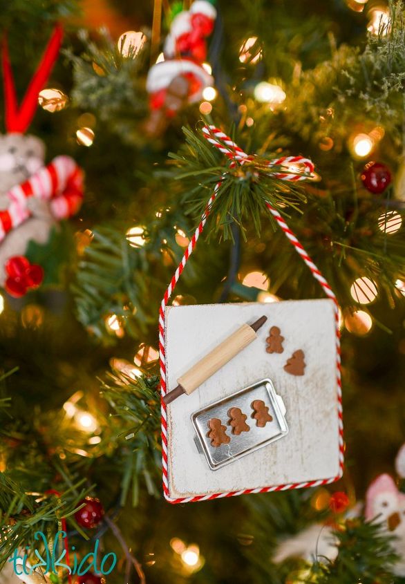 25 adorables ideas de adornos para que te sientas sper entusiasmado por la navidad, Crea una mini escena de pan de jengibre para hornear