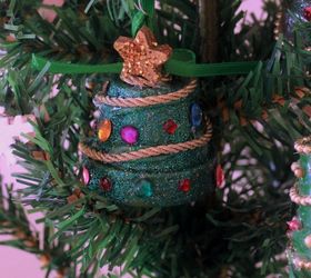 25 adorables ideas de adornos para que te sientas sper entusiasmado por la navidad, Haz un bonito adorno para el rbol con una maceta