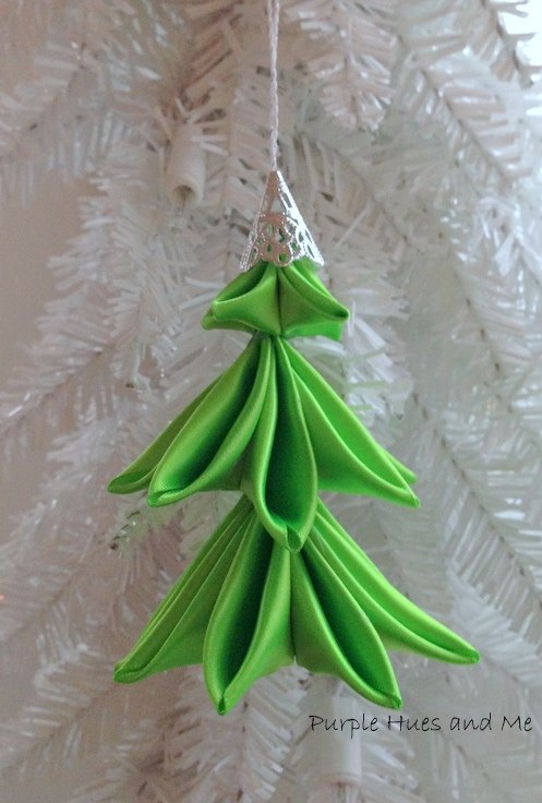 25 adorables ideas de adornos para que te sientas sper entusiasmado por la navidad, Doblar un rbol de Navidad con cinta