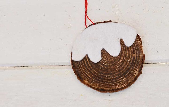 enfeite de pudim de natal em forma de uma fatia de madeira