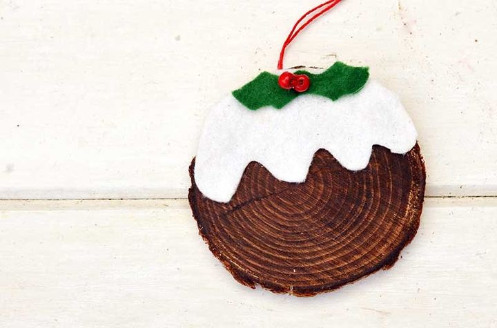 simple wood slice christmas pudding ornament