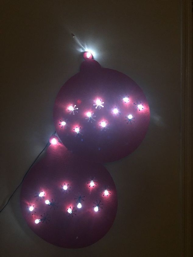 manteles individuales convertidos en grandes bolas luminosas de navidad
