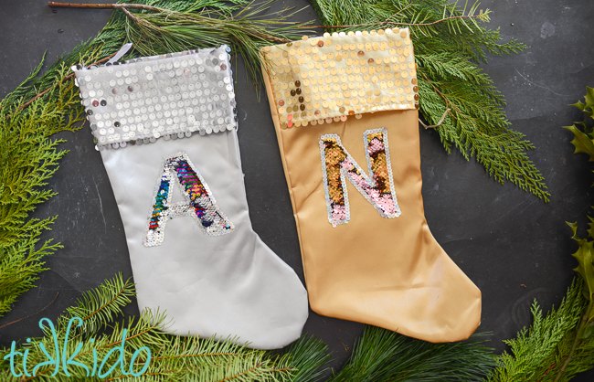 meias de natal de lantejoulas reversveis com monograma sereia