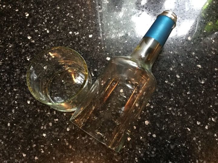 reciclagem de garrafas com um cortador de garrafas