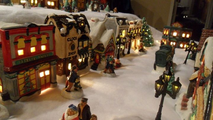 casa iluminada de la aldea de navidad