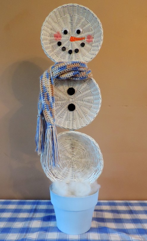30 maneiras diferentes de fazer um adorvel boneco de neve neste inverno, Artesanato de Natal f cil um boneco de neve de cesta reciclada