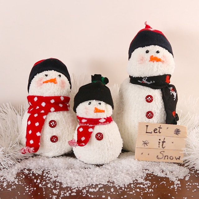 30 maneiras diferentes de fazer um adorvel boneco de neve neste inverno, Transforme suas meias em bonecos de neve