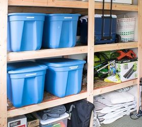 ideas para ahorrar espacio y mantener tu casa organizada, Organizaci n del garaje con cubos azules