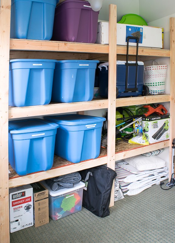 ideas para ahorrar espacio y mantener tu casa organizada, Organizaci n del garaje con cubos azules