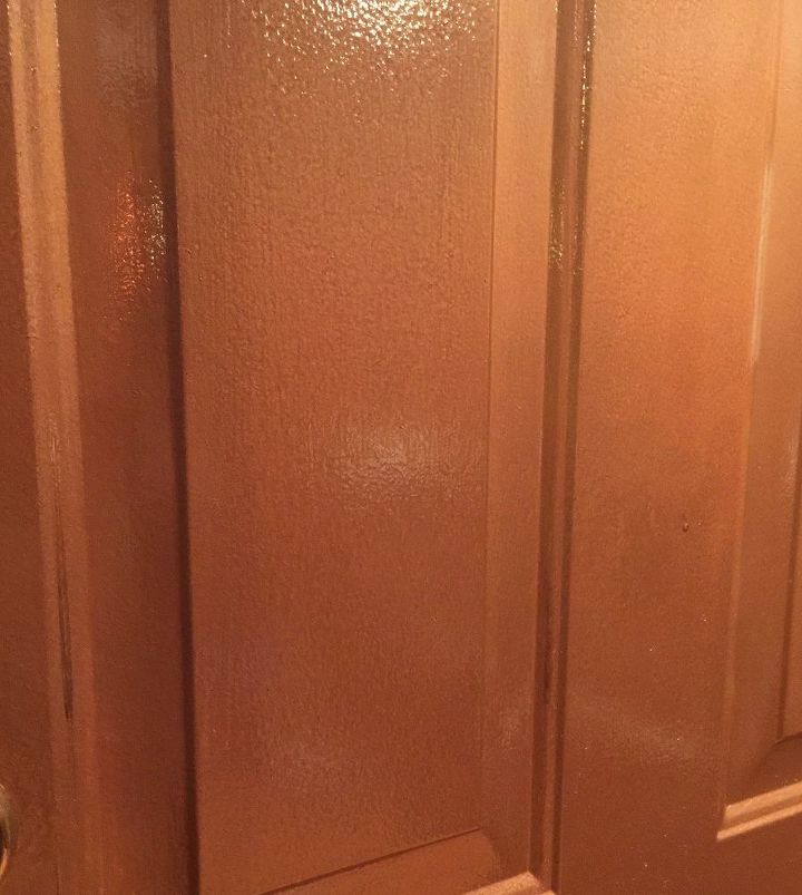 puerta de cobre complementa los paneles de madera