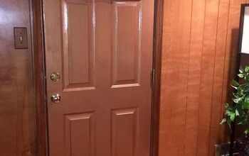  A porta de cobre complementa os painéis de madeira