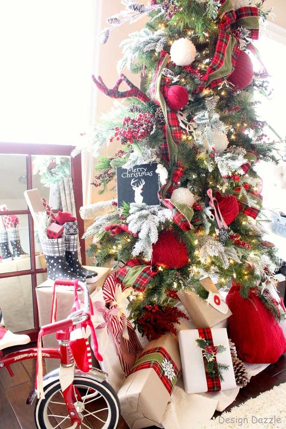 s 12 christmas home tours you re so going to fall for, Santa s Cabin in the Woods Christmas Tree