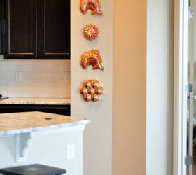 30 creative ways to repurpose baking pans, Hang it as metal wall decor in your kitchen