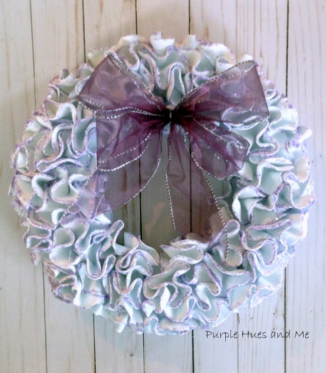 corona de navidad de hojas de espuma con volantes y purpurina