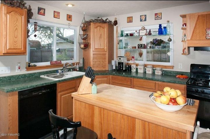 Wood Cabinets And Green Countertops, What Color Backsplash Goes With Green Countertops