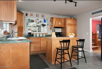 Wood Cabinets And Green Countertops, What Color Cabinets Go With Dark Green Countertops