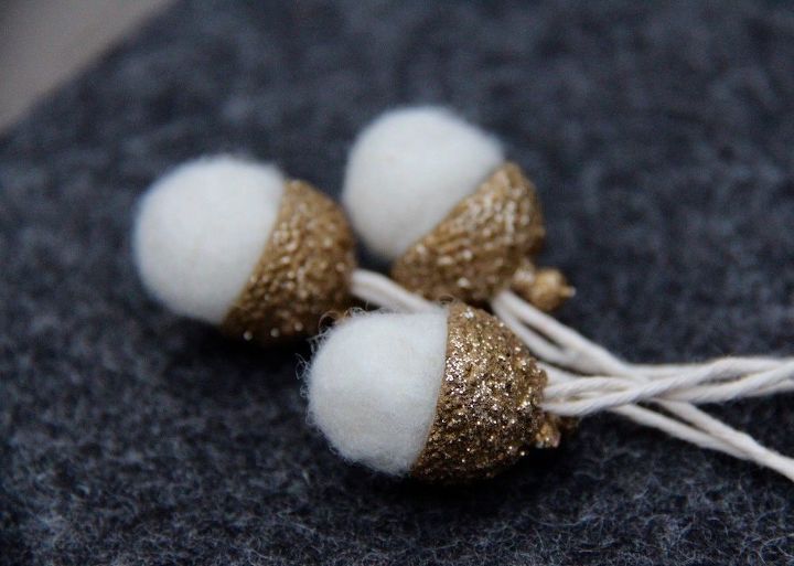 adornos de lana de bellota con purpurina para el rbol de navidad, Pega las bellotas en las tapas