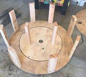 mesa de centro de madeira com carretel de cabo e cerca recuperada