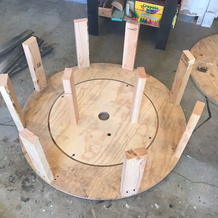 mesa de centro de madera con carrete de cable y valla recuperada