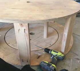 mesa de centro de madeira com carretel de cabo e cerca recuperada