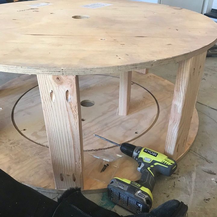 mesa de centro de madera con carrete de cable y valla recuperada