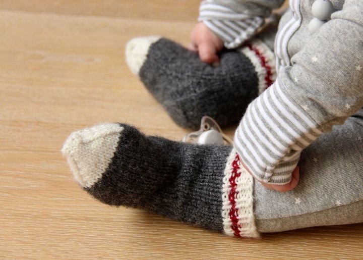 mini enfeites de rvore para o primeiro natal do beb, Escolha as meias que o beb realmente usa